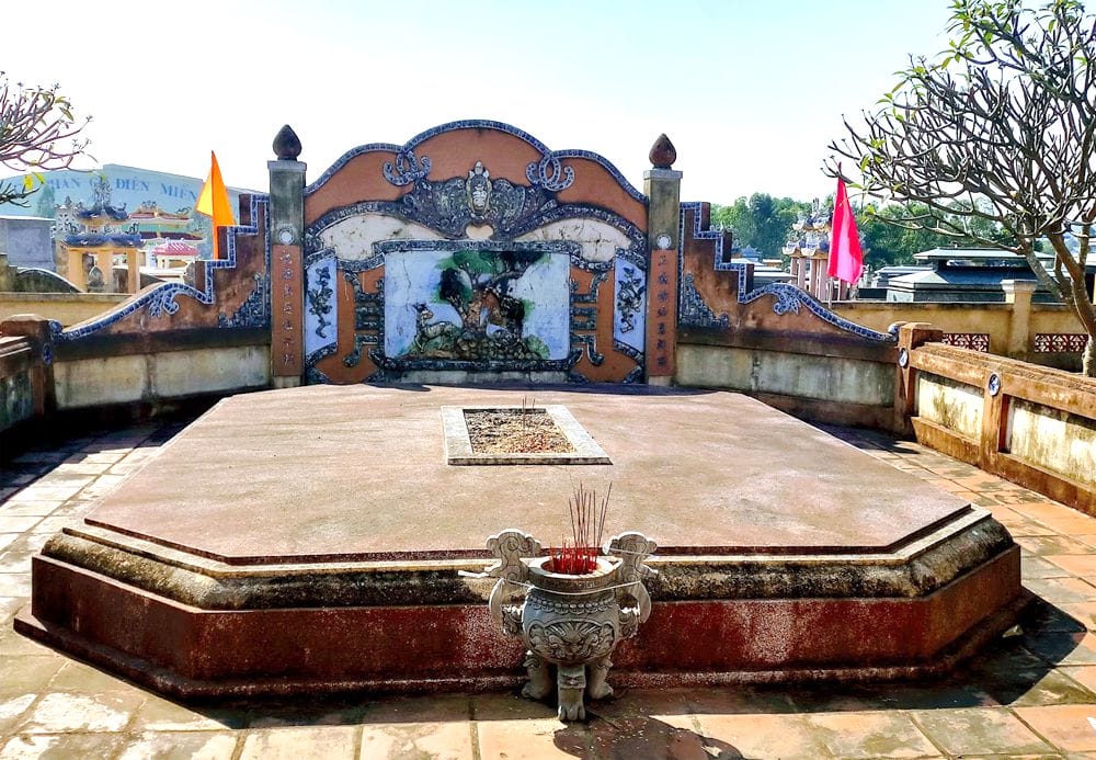 Khu di tích lăng mộ Ông Ích Khiêm