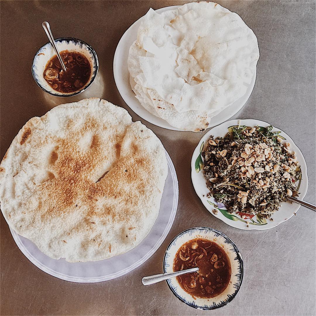 Nhắc đến bánh đập ngon ở Hội An, quán Bánh Số 9 chắc chắn là cái tên không thể bỏ qua. Mỗi chiếc bánh ở đây đều được làm từ những nguyên liệu tuyển chọn kỹ lưỡng, đảm bảo an toàn và giữ trọn hương vị truyền thống. Bánh giòn rụm, thơm lừng, ăn kèm với nước chấm đậm đà khiến thực khách mê mẩn ngay từ lần đầu thưởng thức. Không chỉ có bánh đập, quán còn phục vụ nhiều món đặc sản nổi tiếng khác như hoành thánh, cao lầu, cơm hến… mang đến trải nghiệm ẩm thực đậm chất Hội An.