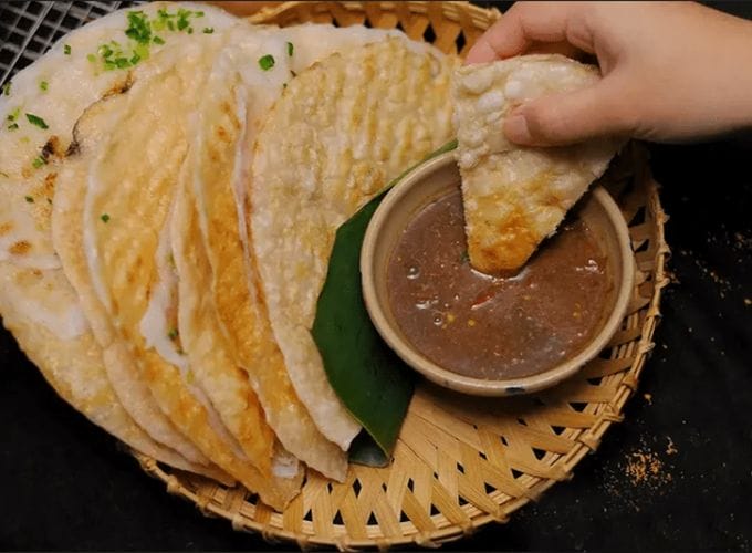 Bánh đập là một món ăn dân dã, truyền thống của người miền Trung, đặc biệt phổ biến tại Hội An. Cái tên nghe vừa lạ vừa vui này thực chất lại bắt nguồn từ cách ăn món bánh này – phải đập nhẹ bánh tráng nướng lên lớp bánh ướt mềm dẻo trước khi thưởng thức.