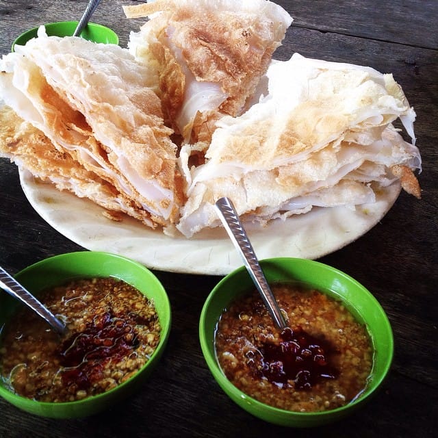 Bước vào không gian ấm cúng của quán, bạn sẽ ngỡ như lạc về miền thôn dã với những vật dụng mộc mạc bằng tre, gỗ. Từng món bánh truyền thống được chế biến tinh tế, lưu giữ trọn vẹn hương vị đậm đà của ẩm thực xứ Quảng. Đặc biệt, bánh đập giòn tan hòa quyện cùng độ dai thơm ngon là điểm nhấn không thể bỏ qua. Không dừng lại ở đó, thực khách còn được thưởng thức loạt đặc sản Hội An nức tiếng như chè bắp ngọt thanh, cơm hến đậm vị, hay cao lầu sợi dai săn chắc.