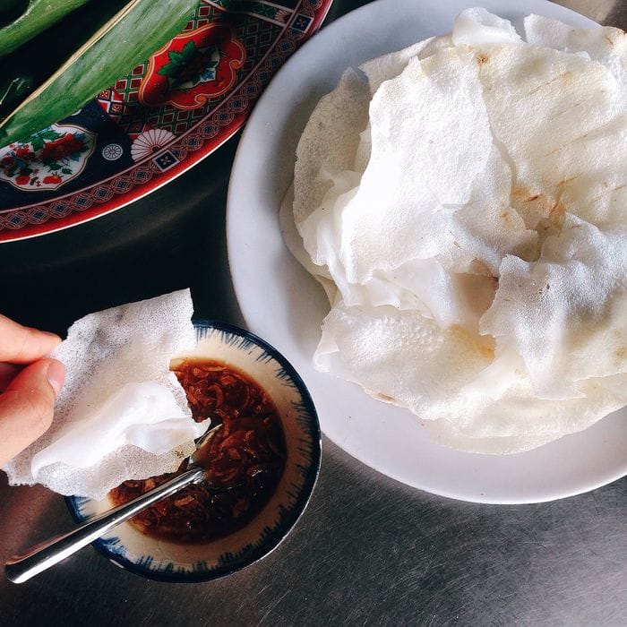 Nếu đã nhắc đến bánh đập Hội An mà bỏ qua quán Hường thì quả là thiếu sót lớn! Đây chính là điểm đến lý tưởng để thưởng thức món bánh đập với chất lượng đã được khẳng định qua nhiều năm. Bánh đập Hường có một nét riêng khó lẫn - lớp bánh giòn tan hòa quyện với độ dai vừa chuẩn, đặc biệt khi chấm cùng mắm nêm đậm đà thì đúng là "cặp đôi hoàn hảo" khiến thực khách mê mẩn không thôi. Mỗi miếng bánh ở đây không chỉ ngon mà còn chứa đựng cả tâm huyết và bí quyết gia truyền của người làm bánh.