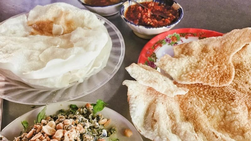 Bánh đập Hội An Bà Già là sự kết tinh của tinh hoa ẩm thực truyền thống, từ khâu chế biến tỉ mỉ đến bí quyết pha nước chấm đậm đà. Đặc biệt, món hến xào ăn kèm được chọn lọc kỹ lưỡng, hòa quyện cùng đậu phộng giòn bùi, hành phi thơm lừng, hành tây ngọt dịu và rau răm cay nồng – tất cả tạo nên một bữa ăn đánh thức mọi giác quan. Lưu ý nhỏ: quán chỉ phục vụ vào buổi sáng và chiều, nếu muốn thưởng thức món ngon đúng điệu, hãy sắp xếp thời gian ghé qua nhé!