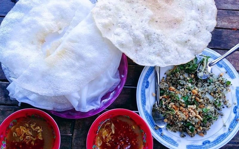 Đến với Có Ngay bạn sẽ được trải nghiệm dịch vụ nhanh chóng, đúng như tên gọi – không phải chờ đợi lâu mà vẫn thưởng thức món ăn thơm ngon, chuẩn vị. Dù có giá bình dân nhất nhì phố cổ, bánh đập ở đây vẫn khiến thực khách say lòng bởi hương vị đậm đà, khó nơi nào sánh bằng. 