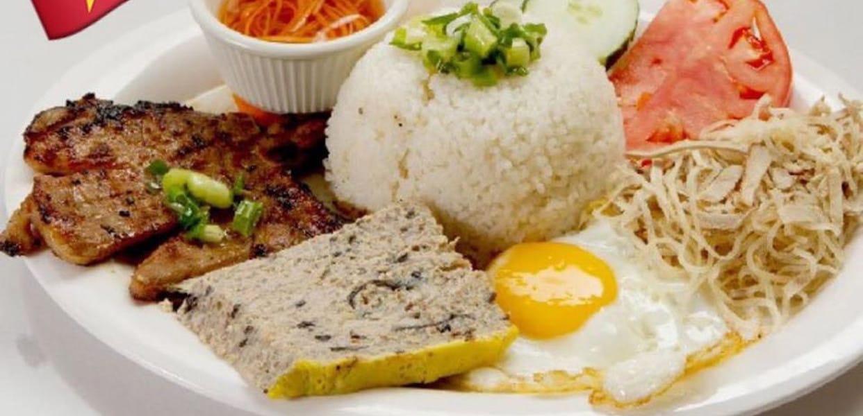 Cơm trứng sườn bì tại quán Cơm tấm mẹ tôi