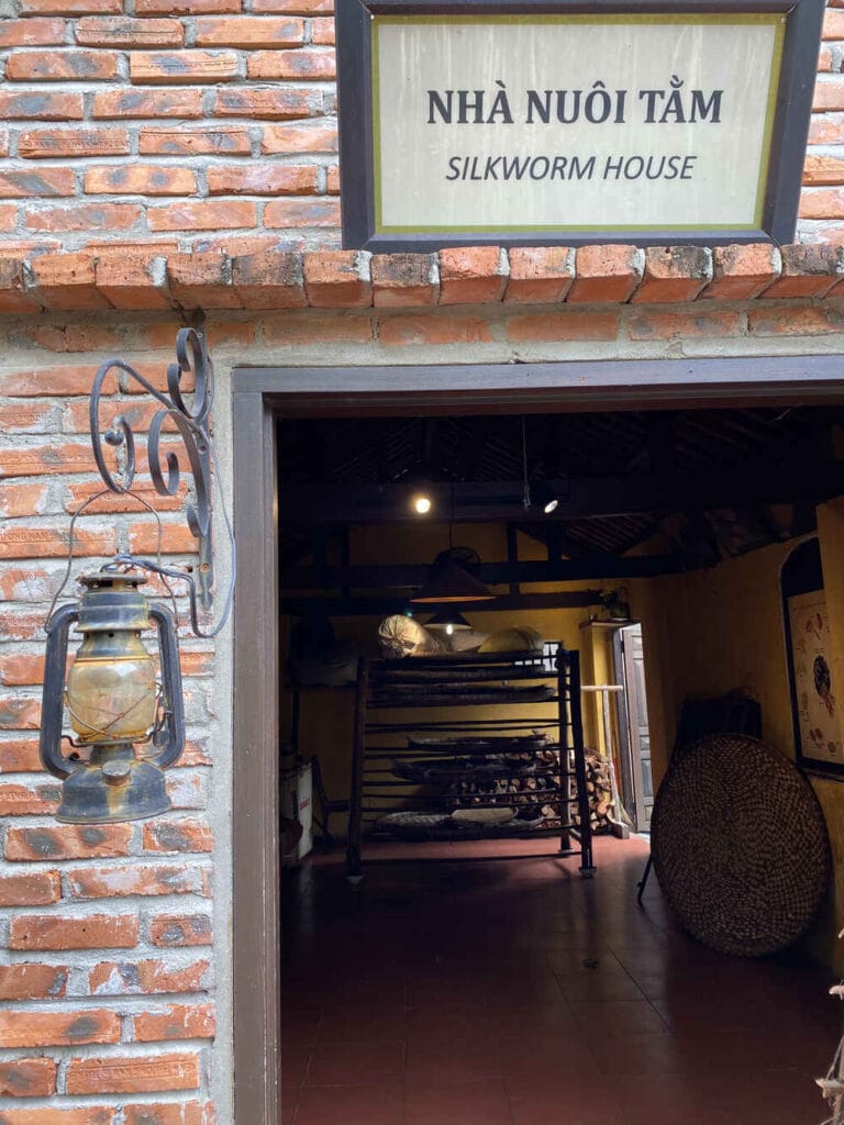 Lụa tơ tằm Hội An – Hành trình khám phá nét đẹp truyền thống qua từng sợi tơ