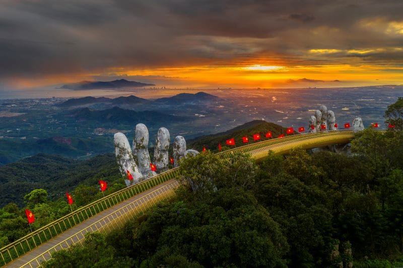 Hình ảnh Cầu Vàng tại Bà Nà Hills vào sáng sớm