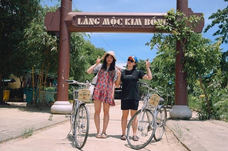 Di chuyển đến làng nghề mộc Kim Bồng bằng xe đạp