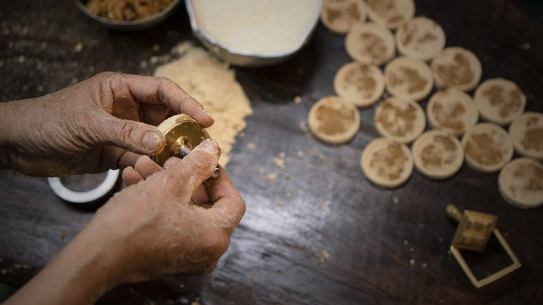 Tạo hình và ép khuôn cho bánh đậu xanh