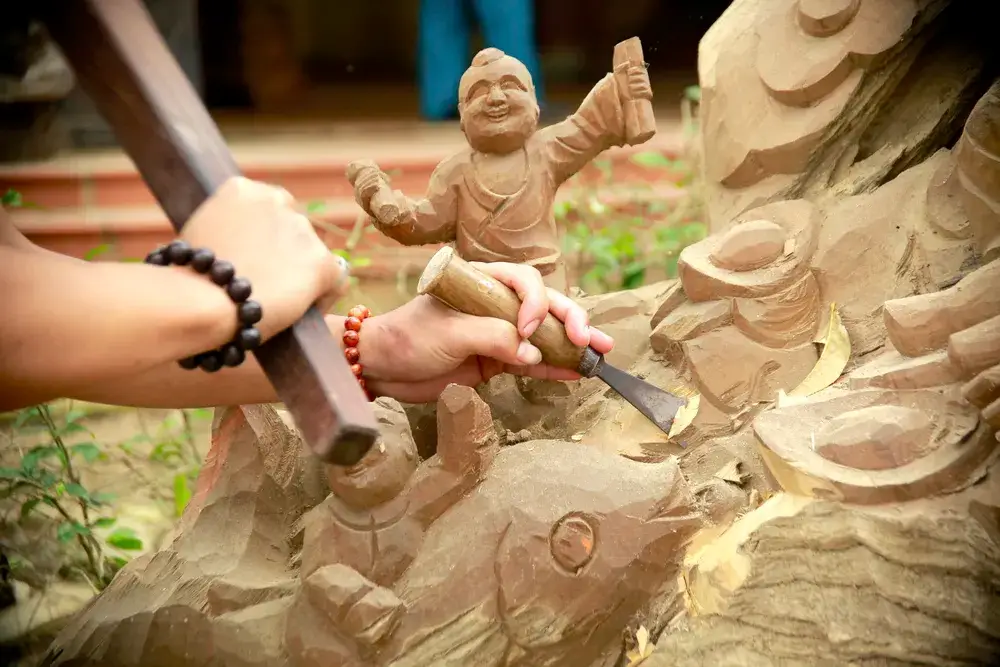 Chiêm ngưỡng tận mắt quá trình chế tác gỗ của những nghệ nhân tài hoa