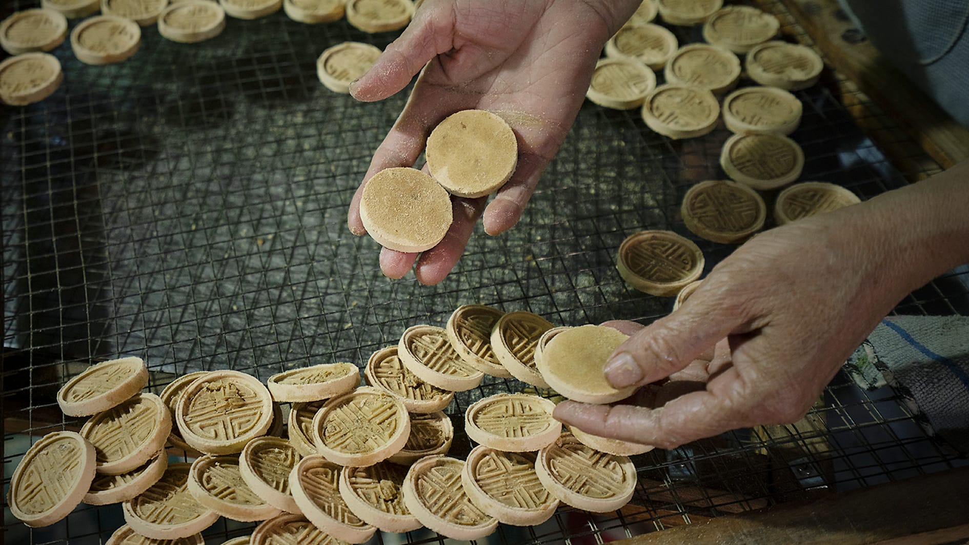 Tạo hình và ép khuôn cho bánh đậu xanh