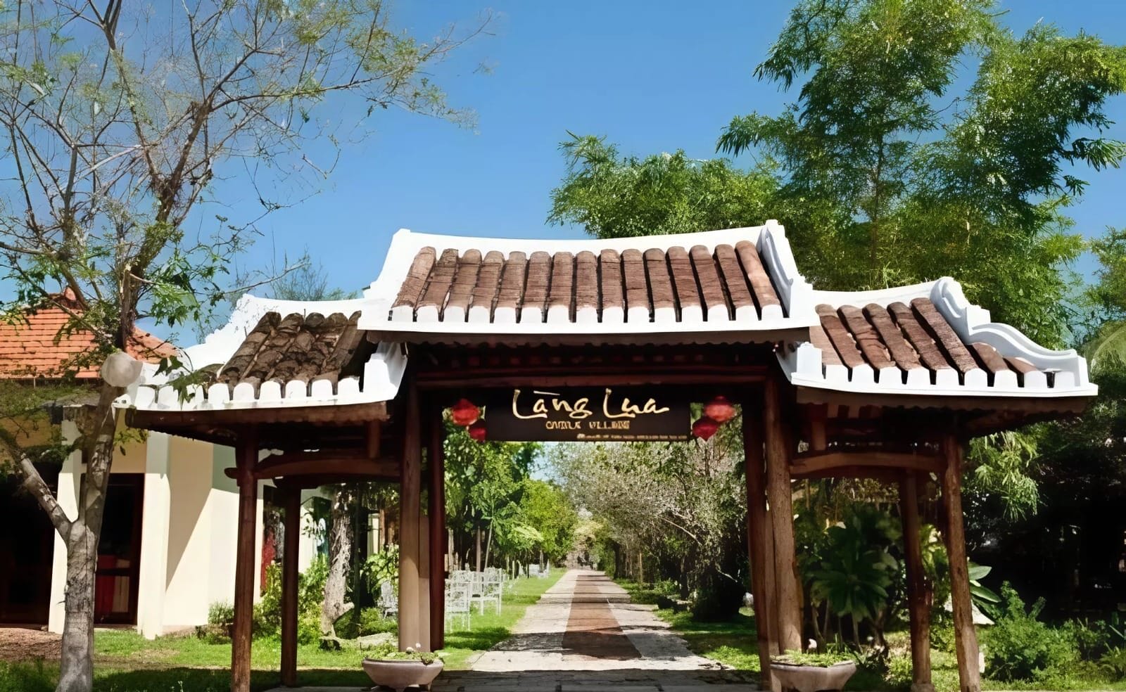 Cổng vào làng lụa Hội An yên bình