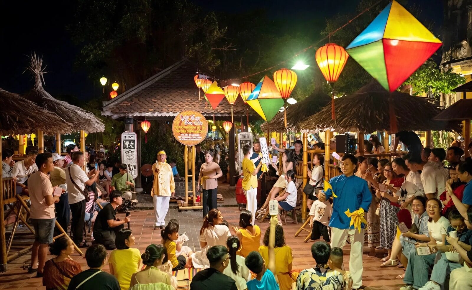 Bai-choi-am-thanh-dan-gian-giua-pho-co-len-den