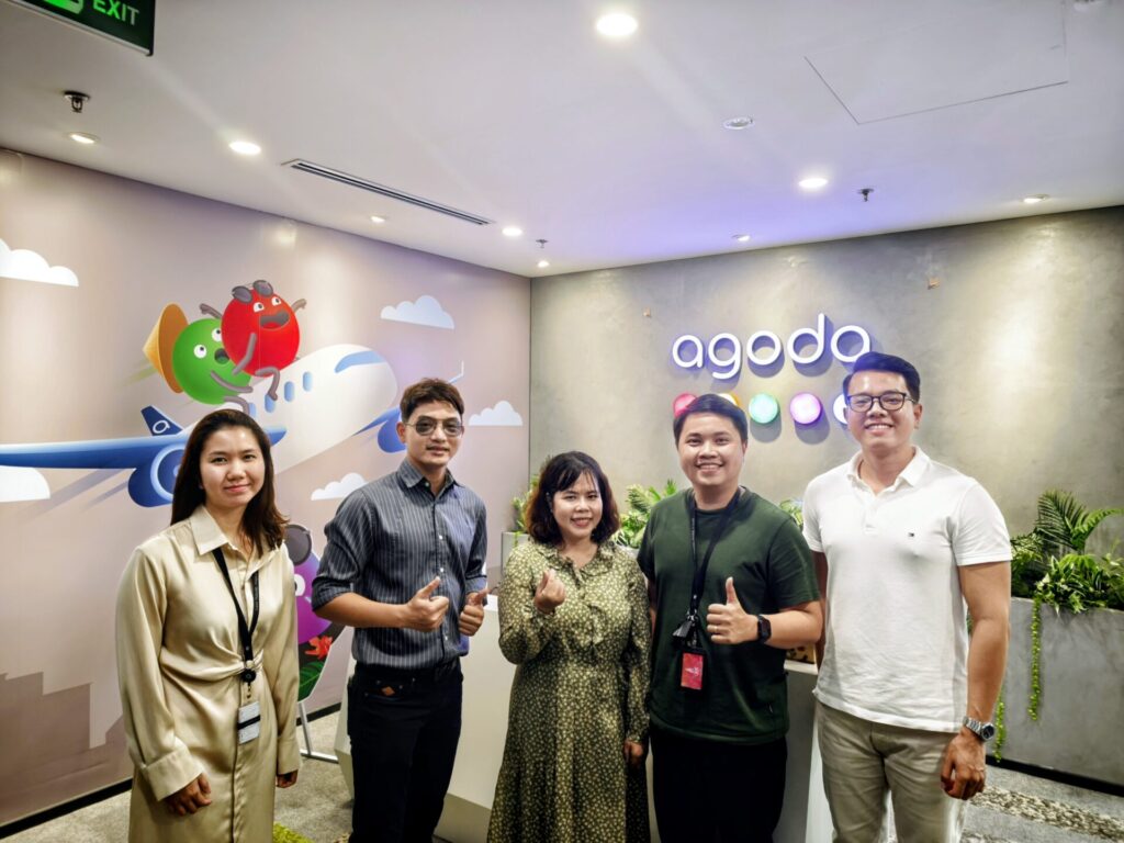 Ông Lê Anh Tài chụp ảnh cùng các Market Managers của Agoda